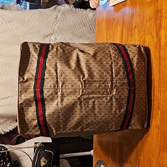 Gucci duffle and pouch. Comes with COA. - Picture 3 of 16